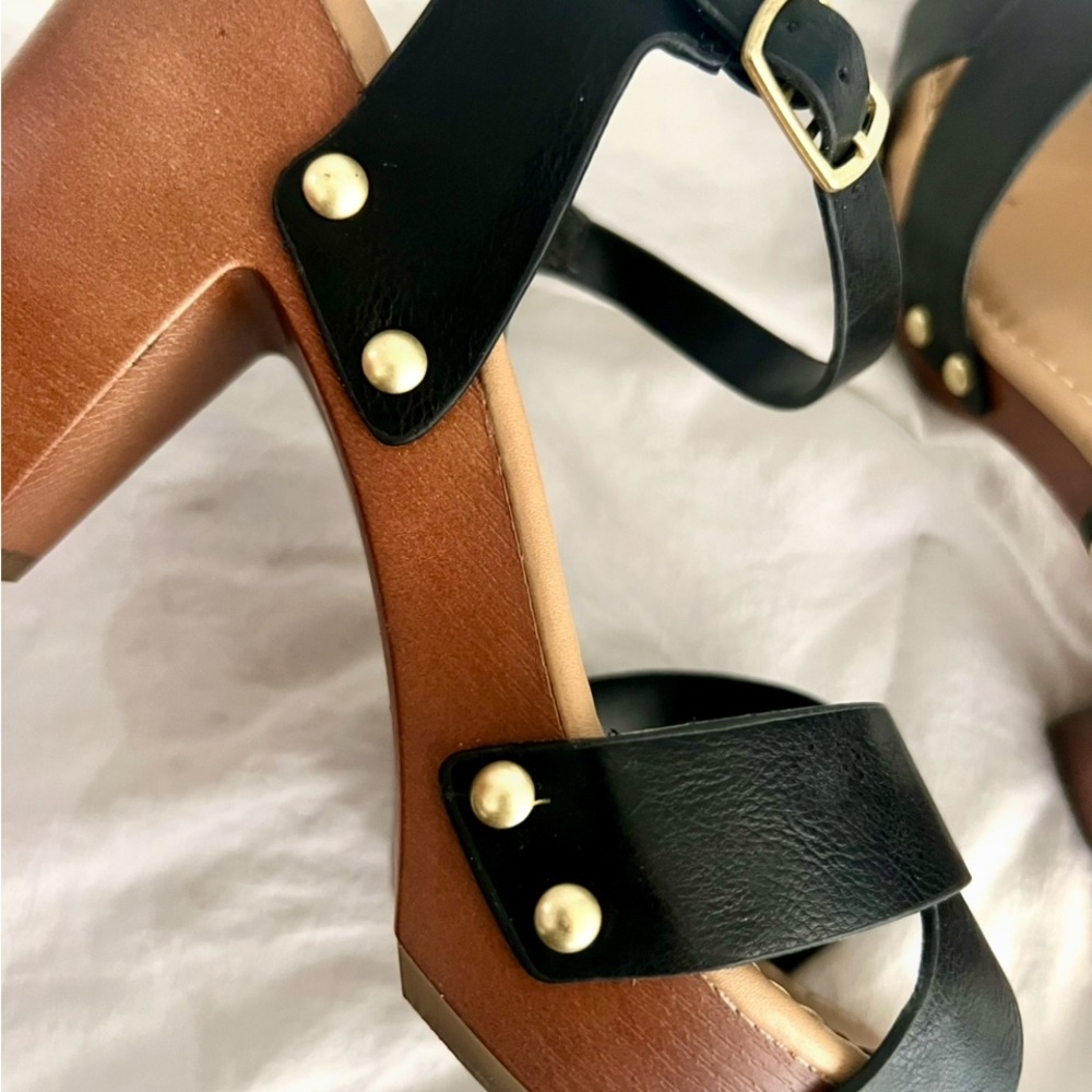 👑✅PRICE FIRM✅Black and Brown Strappy Studded Sandals - Picture 10 of 16